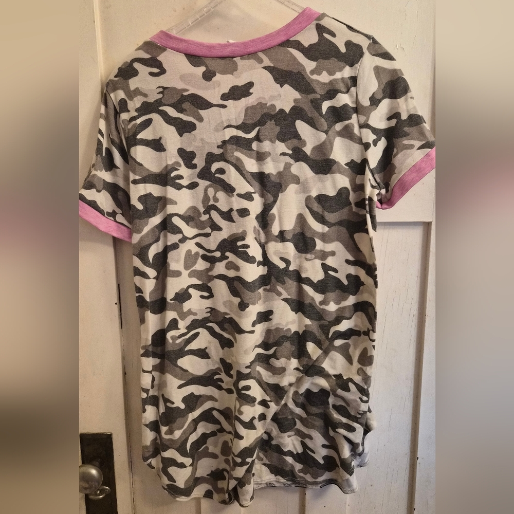 EUC Filly Flair Gray Camo Tee with Pink Trim β Size XL - Picture 2 of 2